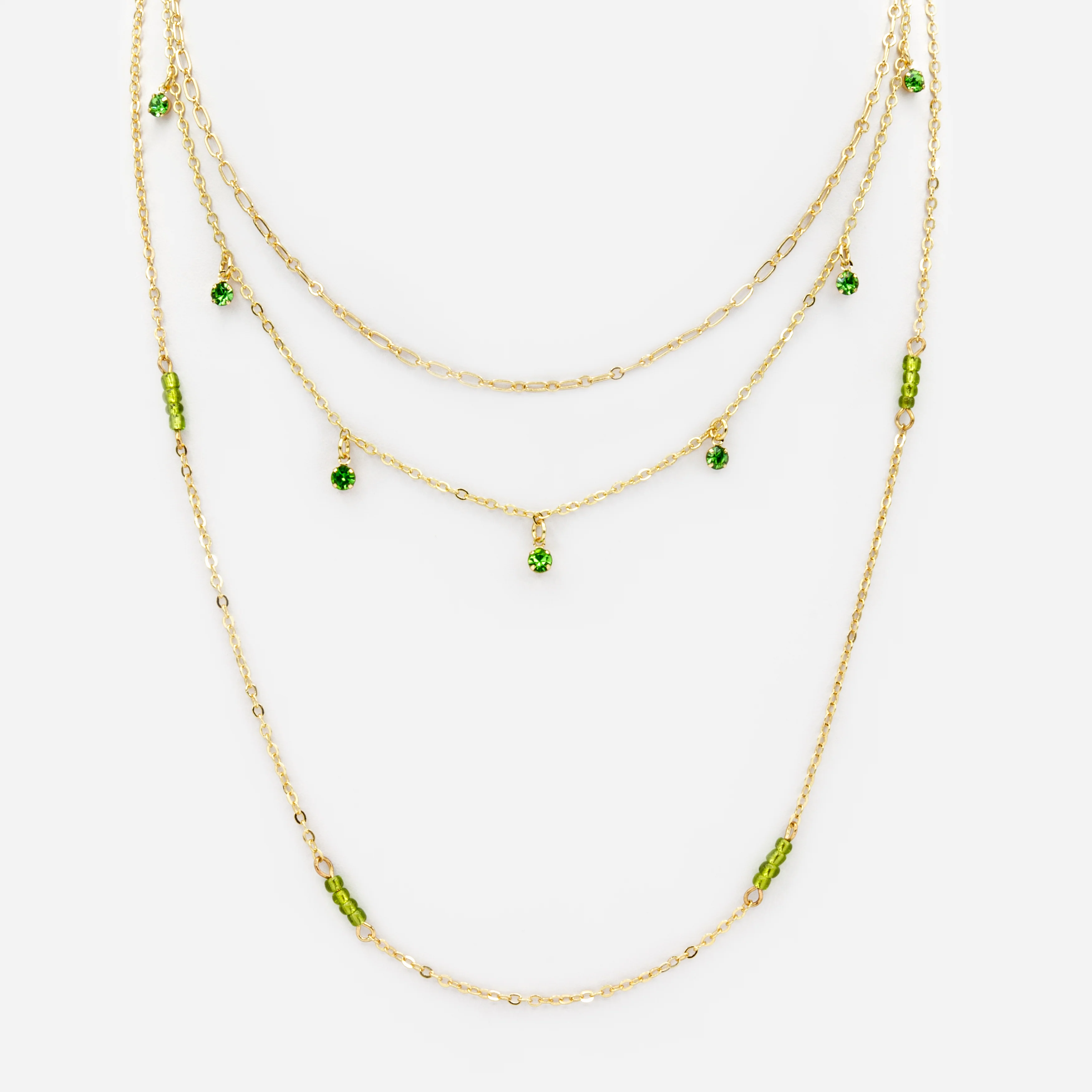 Collier triple chaîne dorée avec billes et pierres vertes