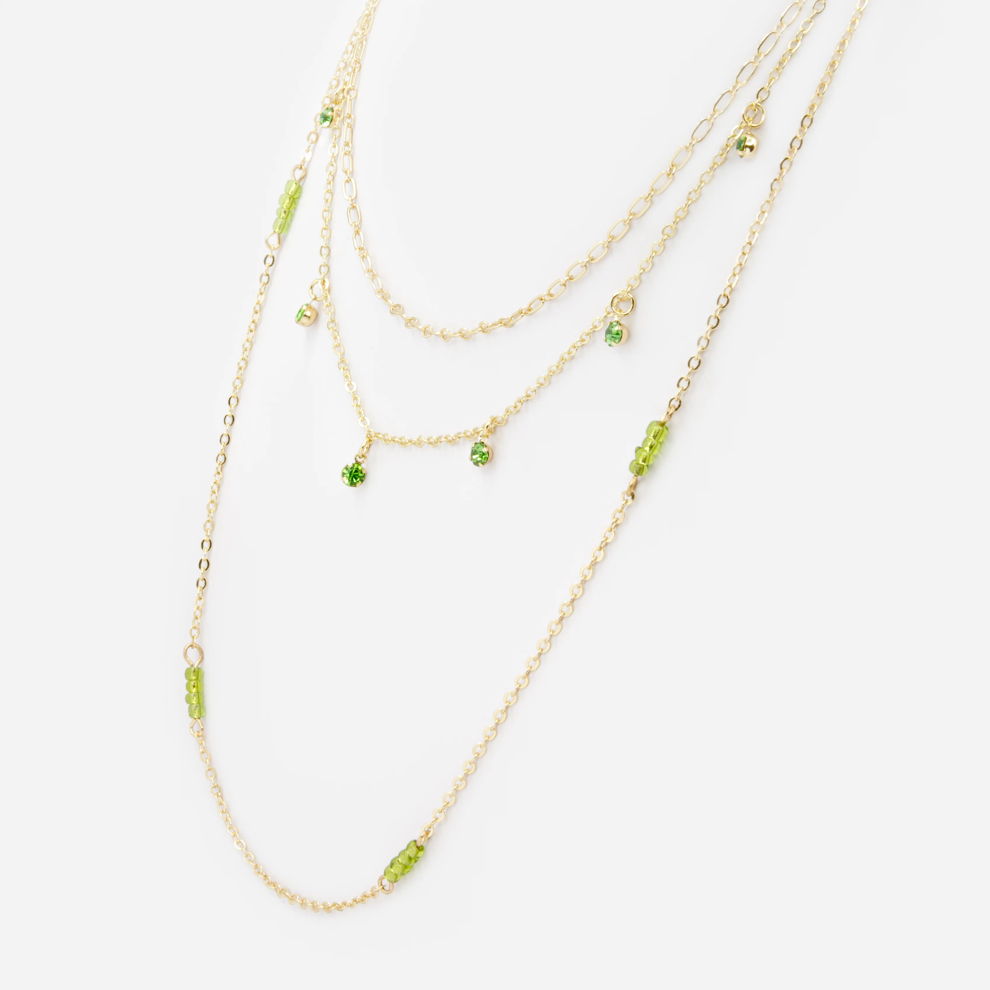 Collier triple chaîne dorée avec billes et pierres vertes - Image 2
