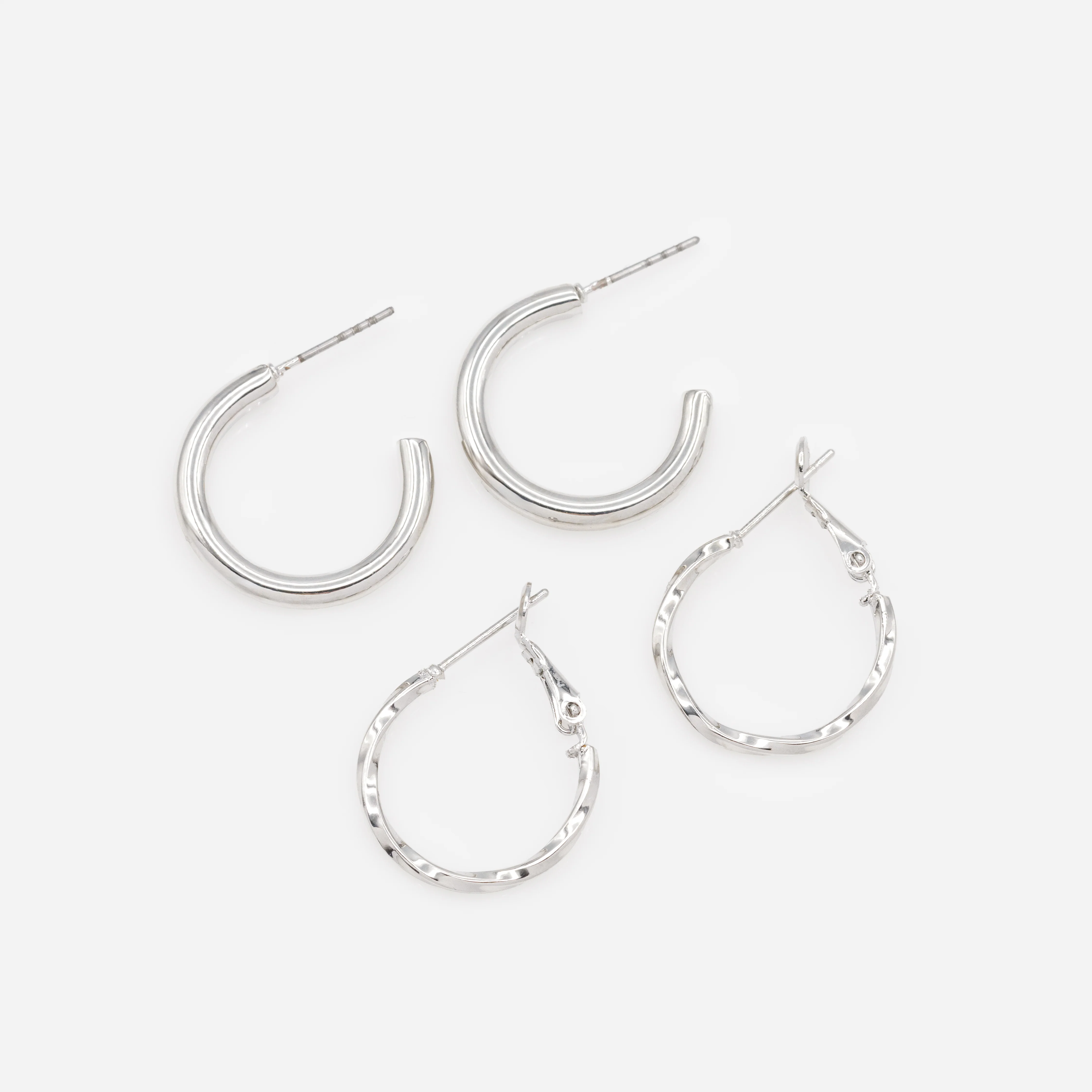 Duo de boucles d’oreilles anneaux argentés unis et tordus - Image 2