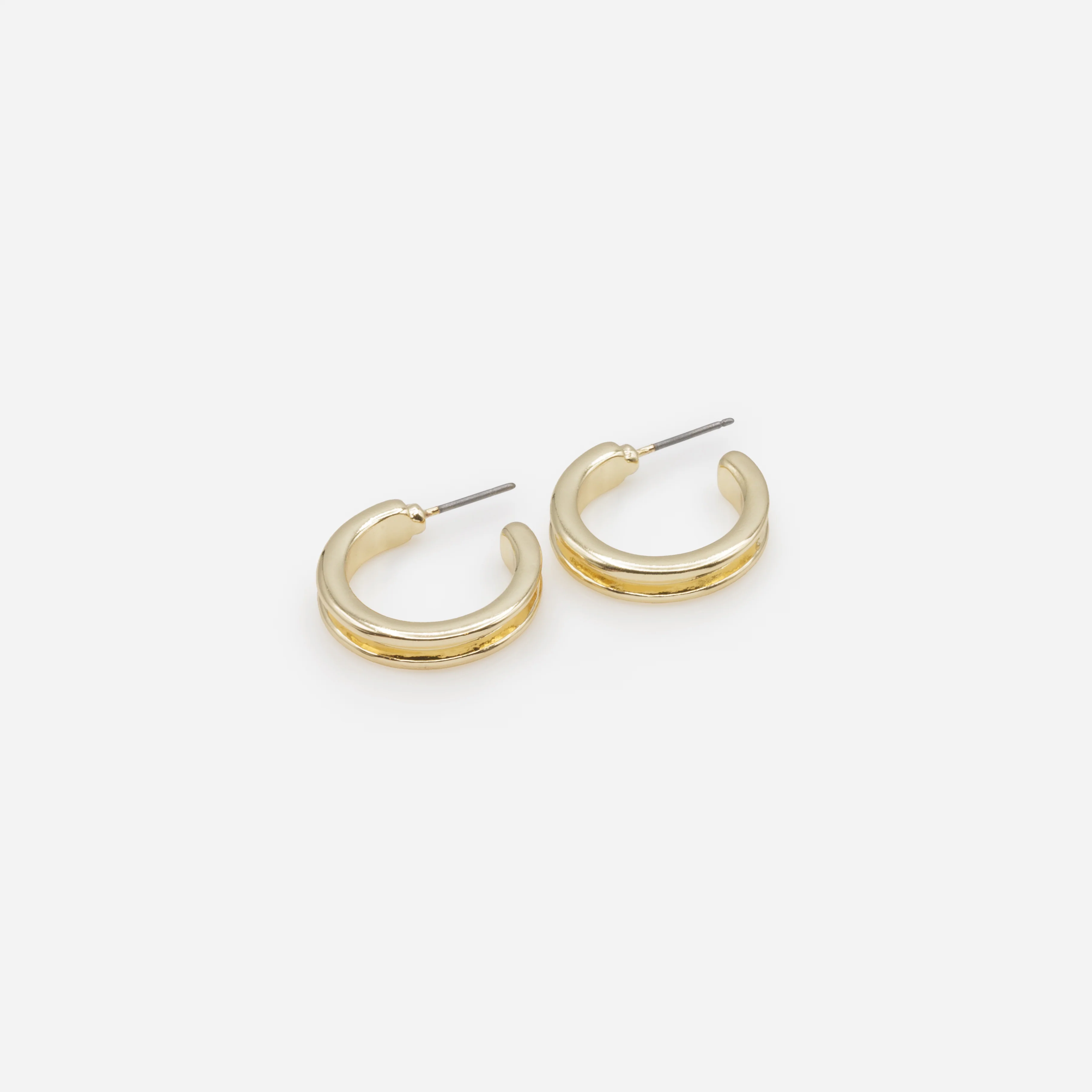 Duo de boucles d'oreilles anneaux dorés entrecroisés et renfoncés - Image 3