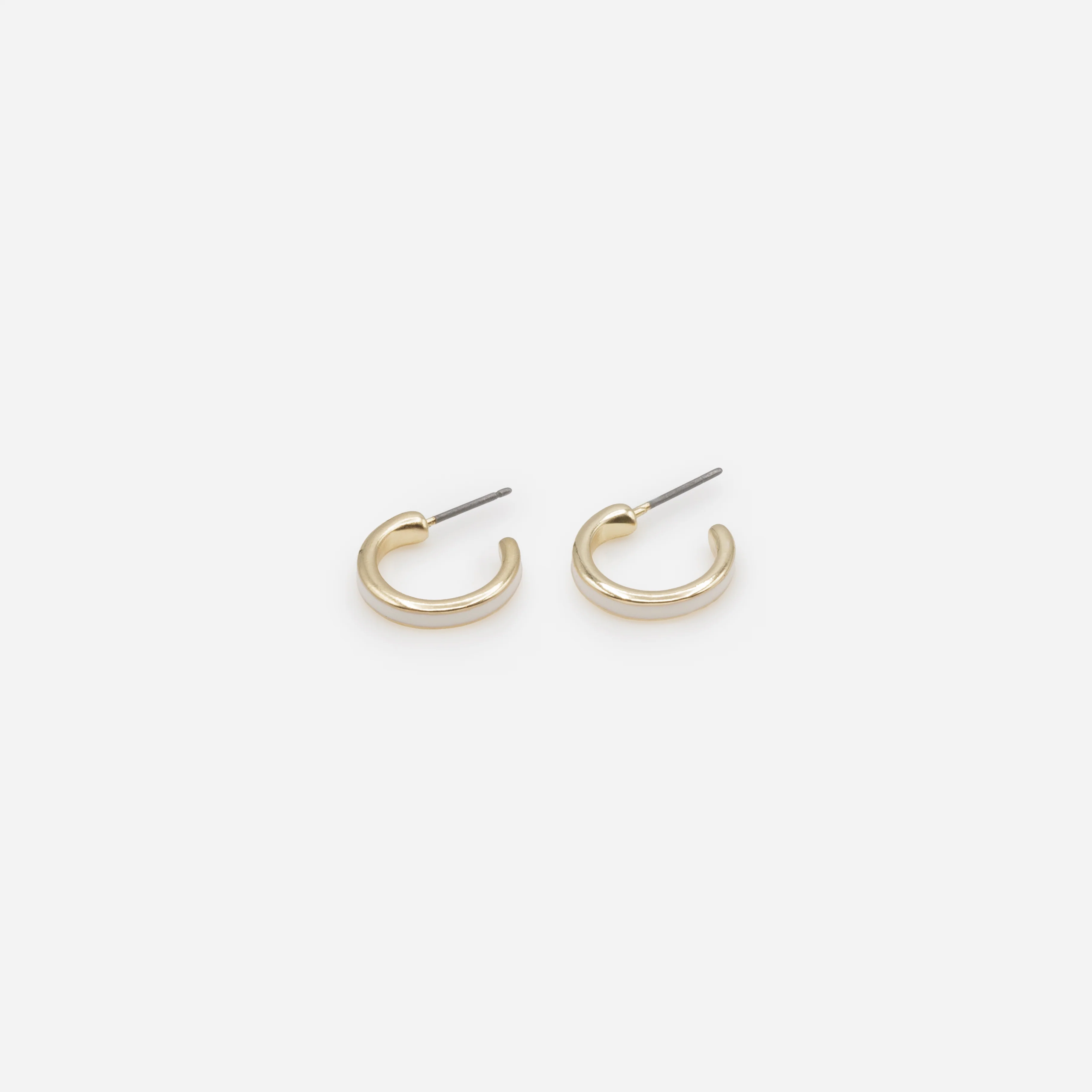 Duo de boucles d'oreilles anneaux dorés simples et à bande blanche - Image 3