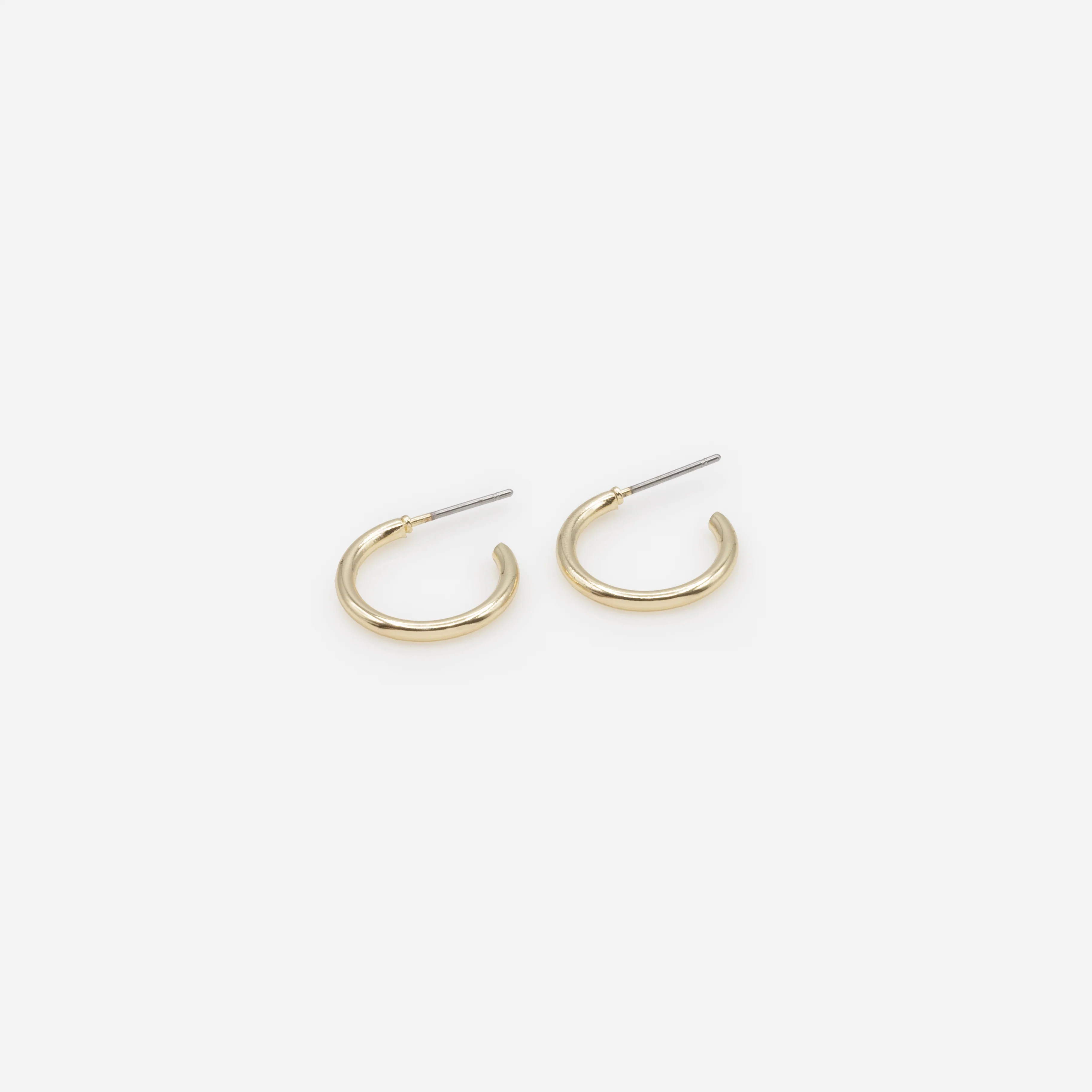 Duo de boucles d'oreilles anneaux dorés simples et à bande blanche - Image 4