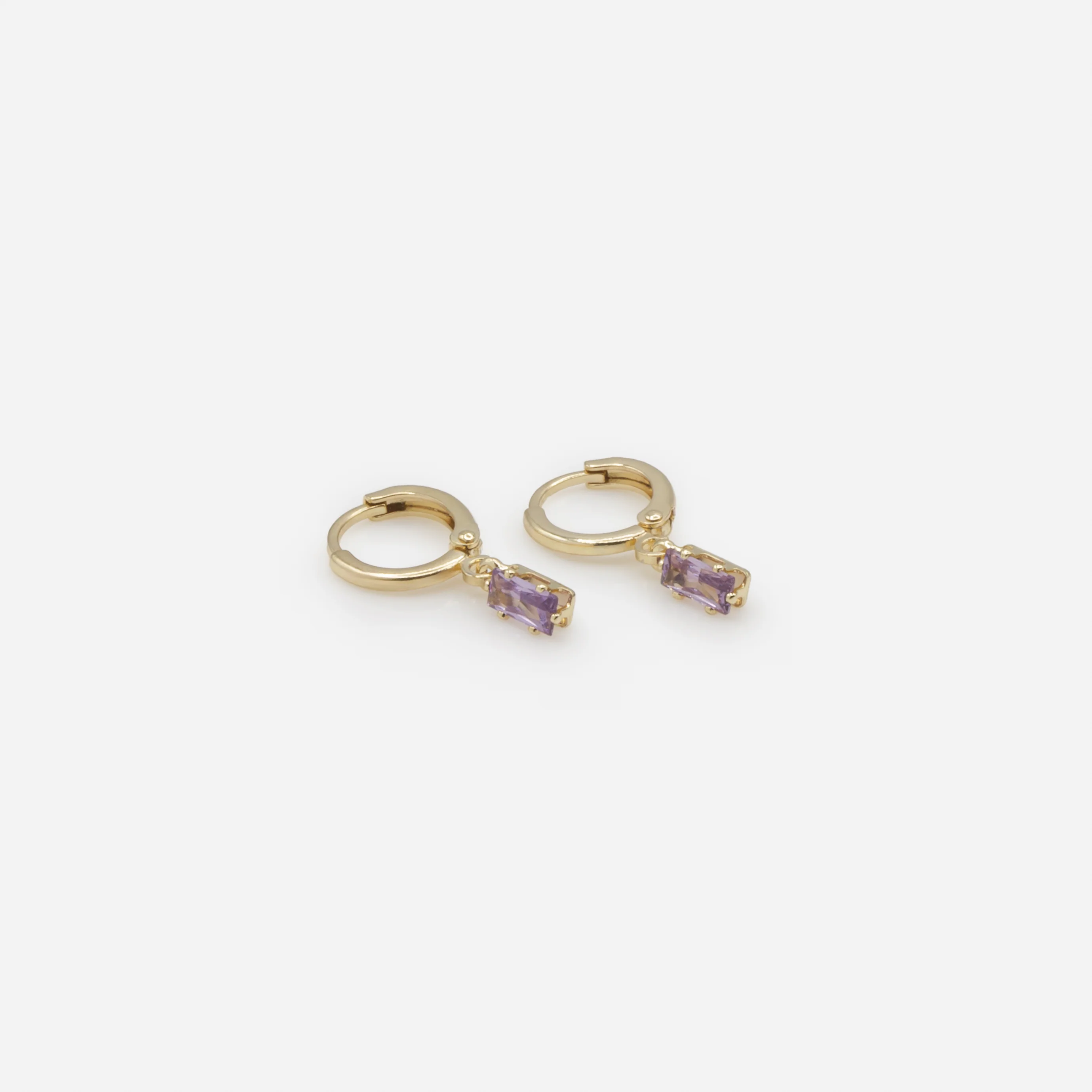 Duo de boucles d'oreilles dorées pierre blanche et anneaux avec breloque pierre mauve - Image 4