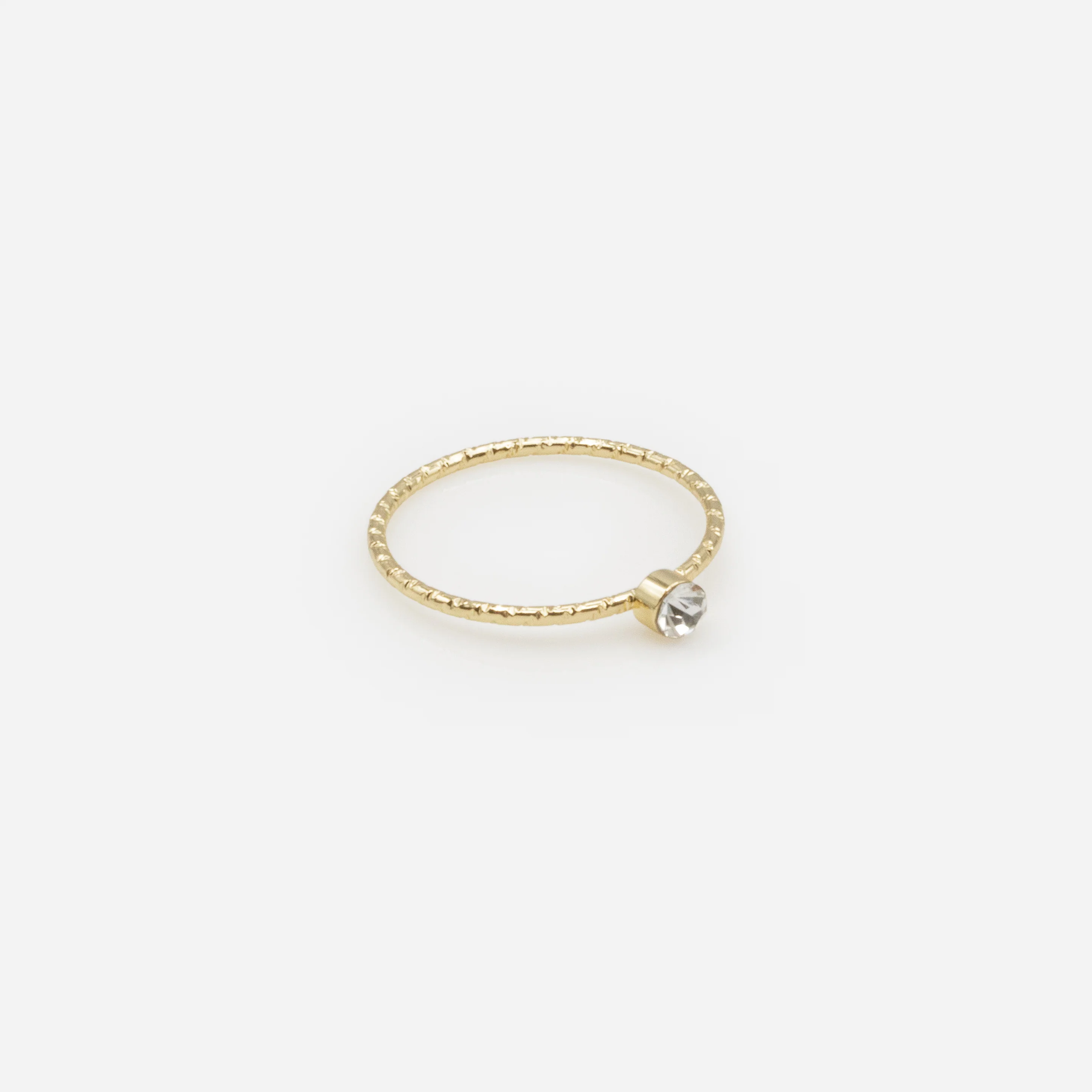 Ensemble de quatre bagues dorées de tailles variées avec texture et zircons cubiques - Image 3