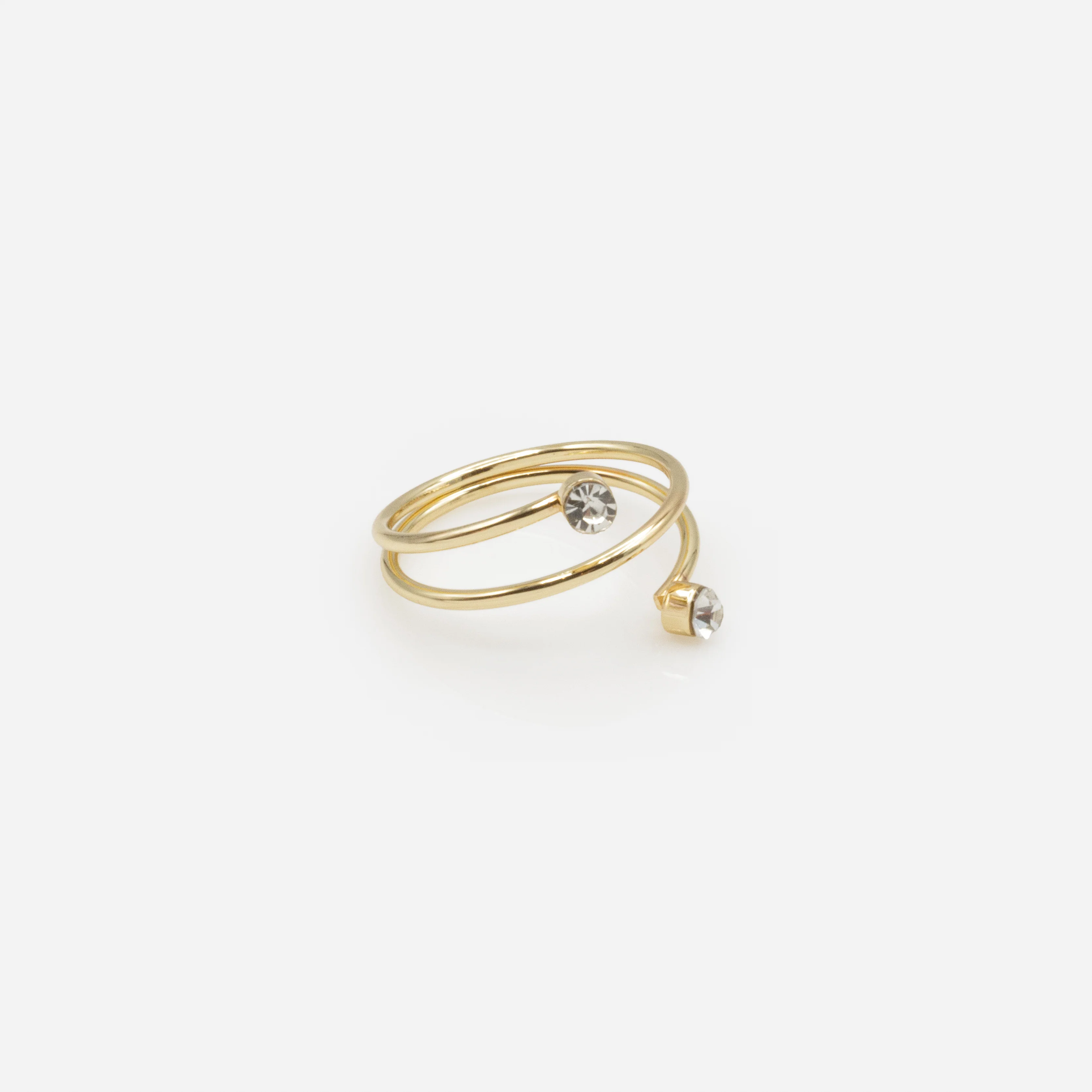 Ensemble de quatre bagues dorées de tailles variées avec texture et zircons cubiques - Image 4
