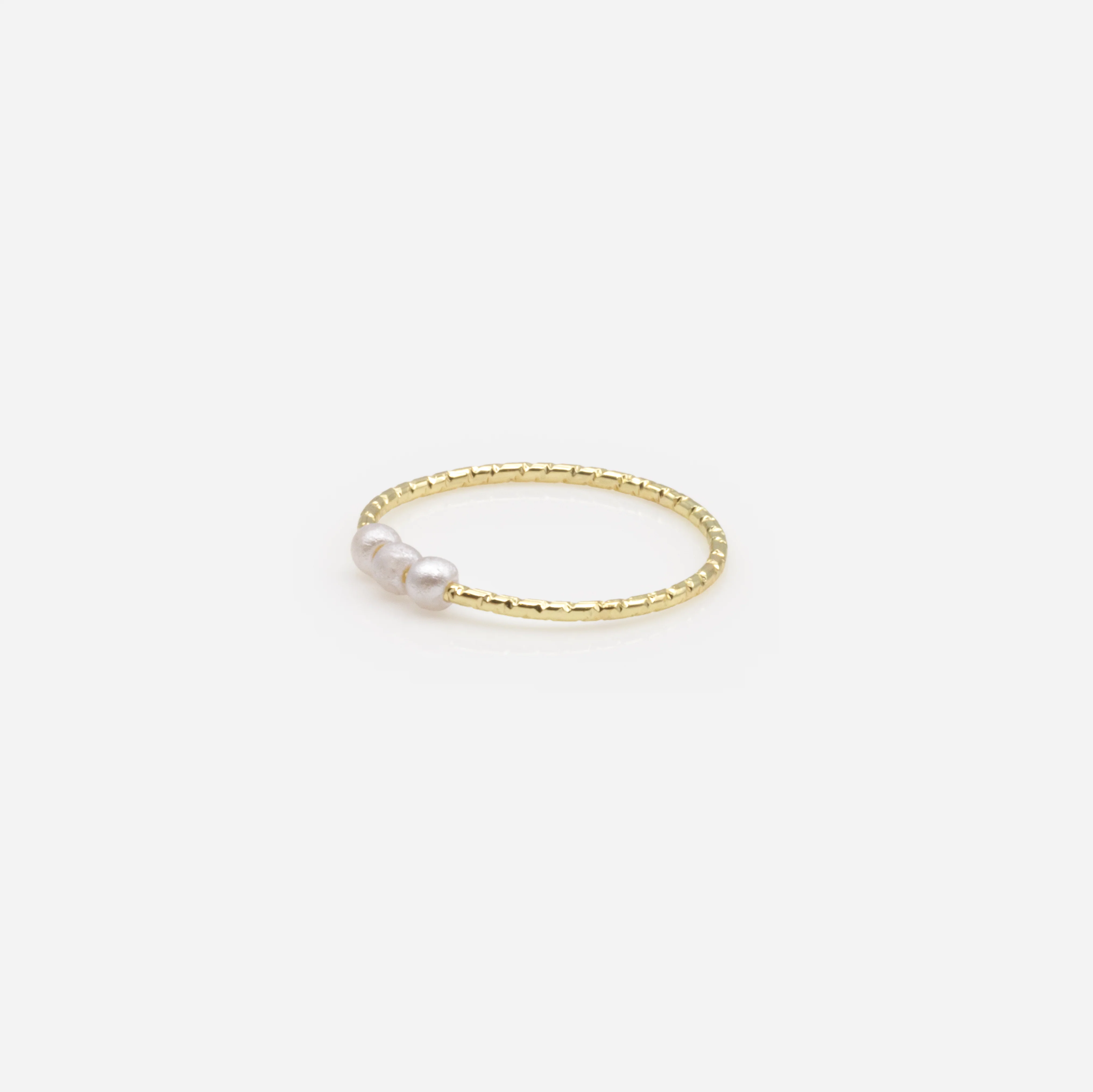 Ensemble de cinq bagues dorées de tailles variées avec effet vagues et petites perles - Image 5
