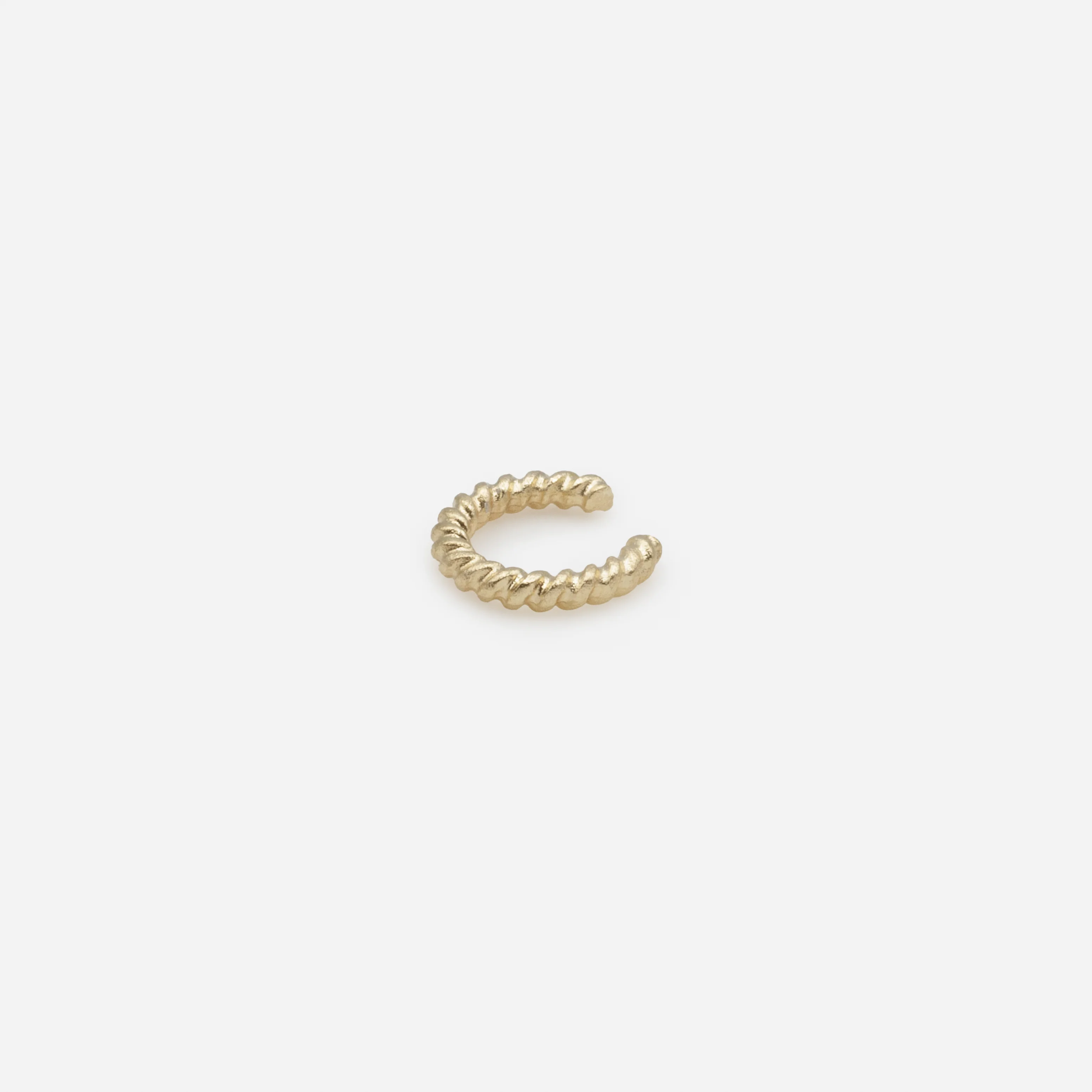 Ensemble de quatre boucles d'oreilles et de deux manchettes dorées - Image 5