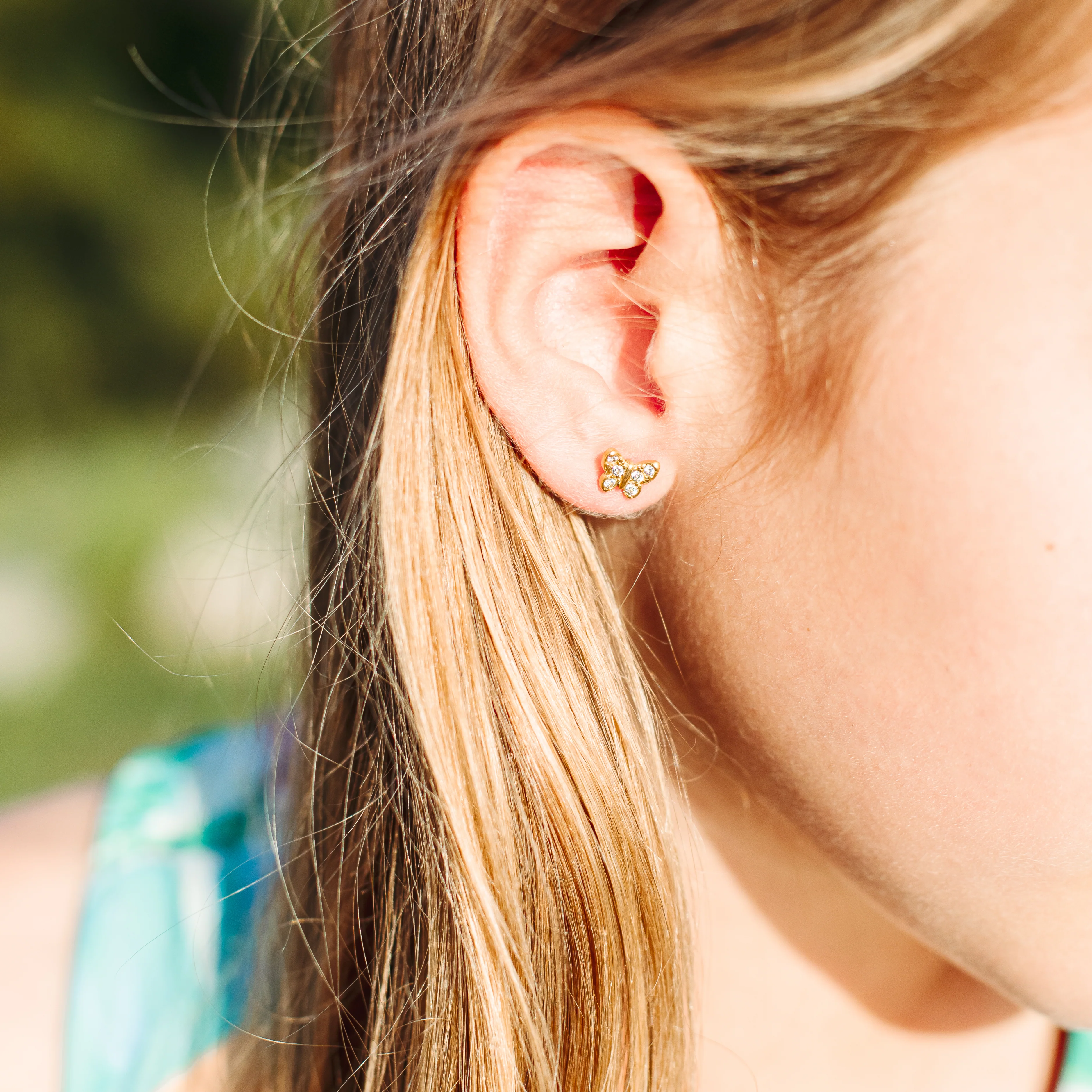 Mini boucles d'oreilles papillons dorés avec zircons cubiques en acier inoxydable - Image 4