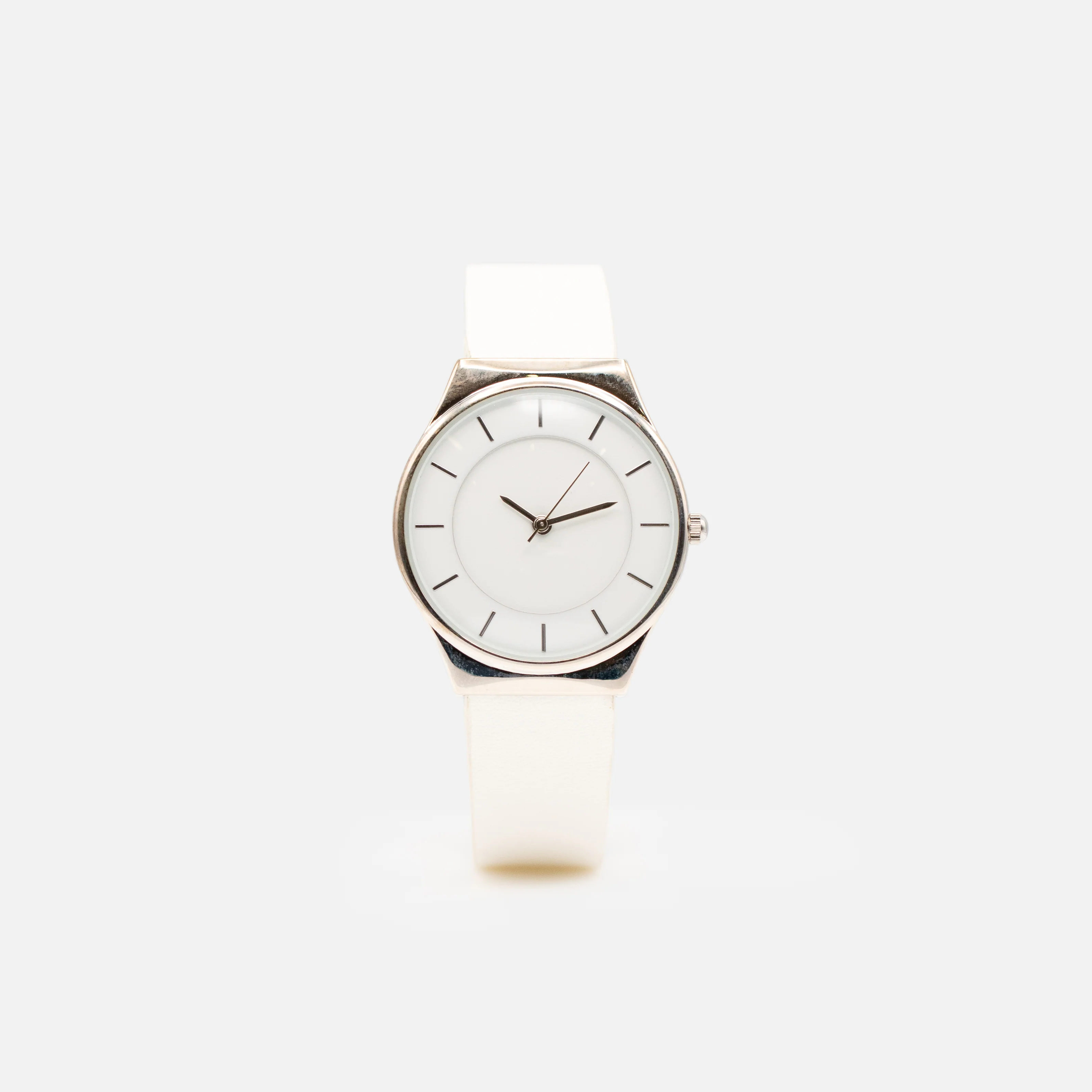 Montre blanche à cadran rond argenté