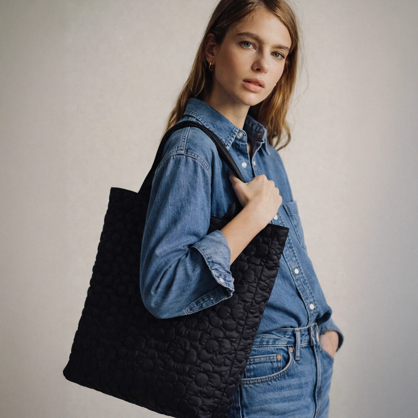 Sac fourre-tout noir en nylon matelassé avec fleurs brodées - Image 4