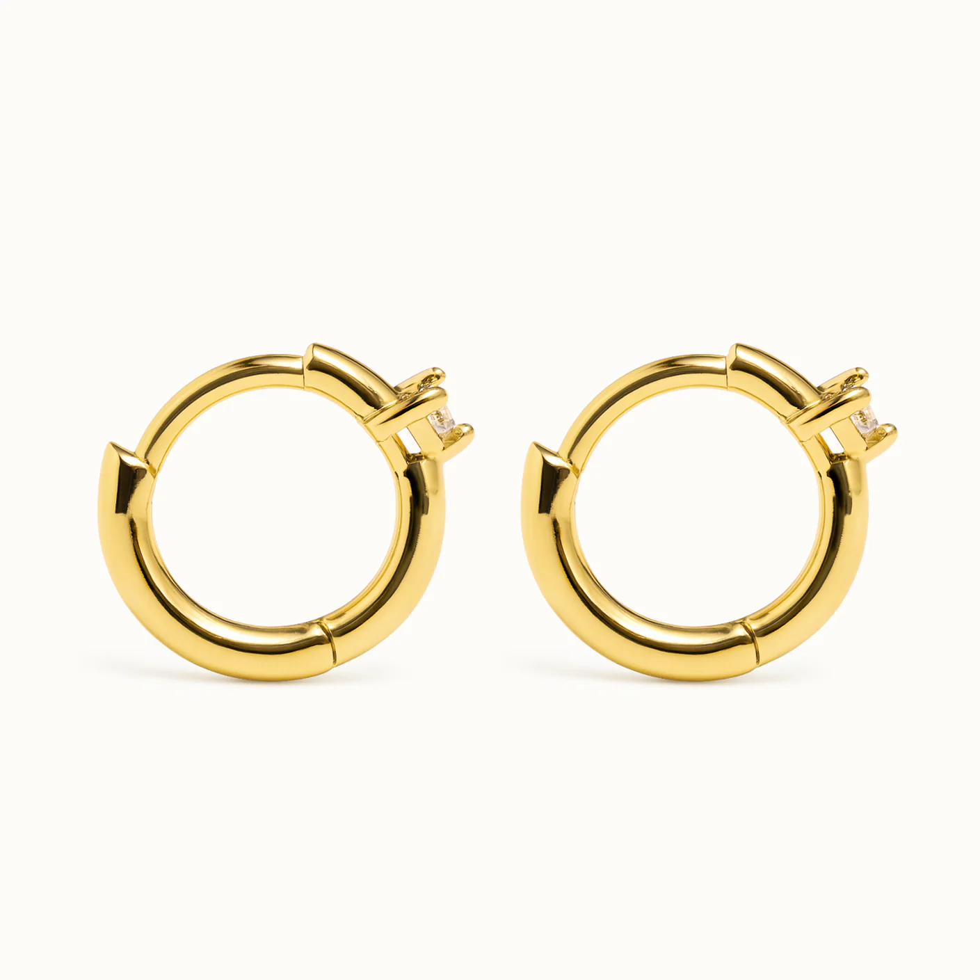 Très petites boucles d'oreilles huggies 9 mm en or vermeil serties d'un zircon cubique - Image 3
