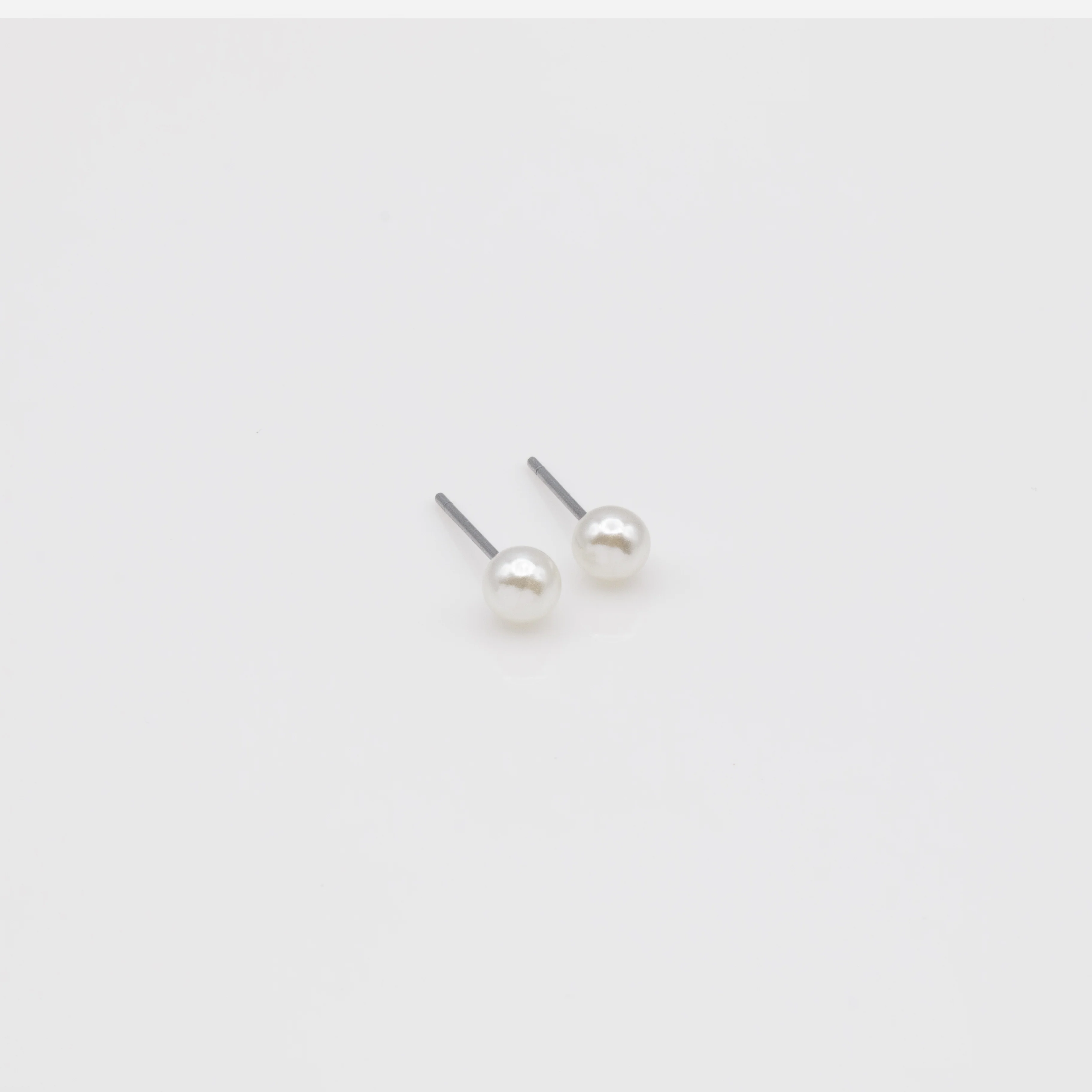 Trio de boucles d'oreilles papillons blancs et anneaux dorés - Image 5