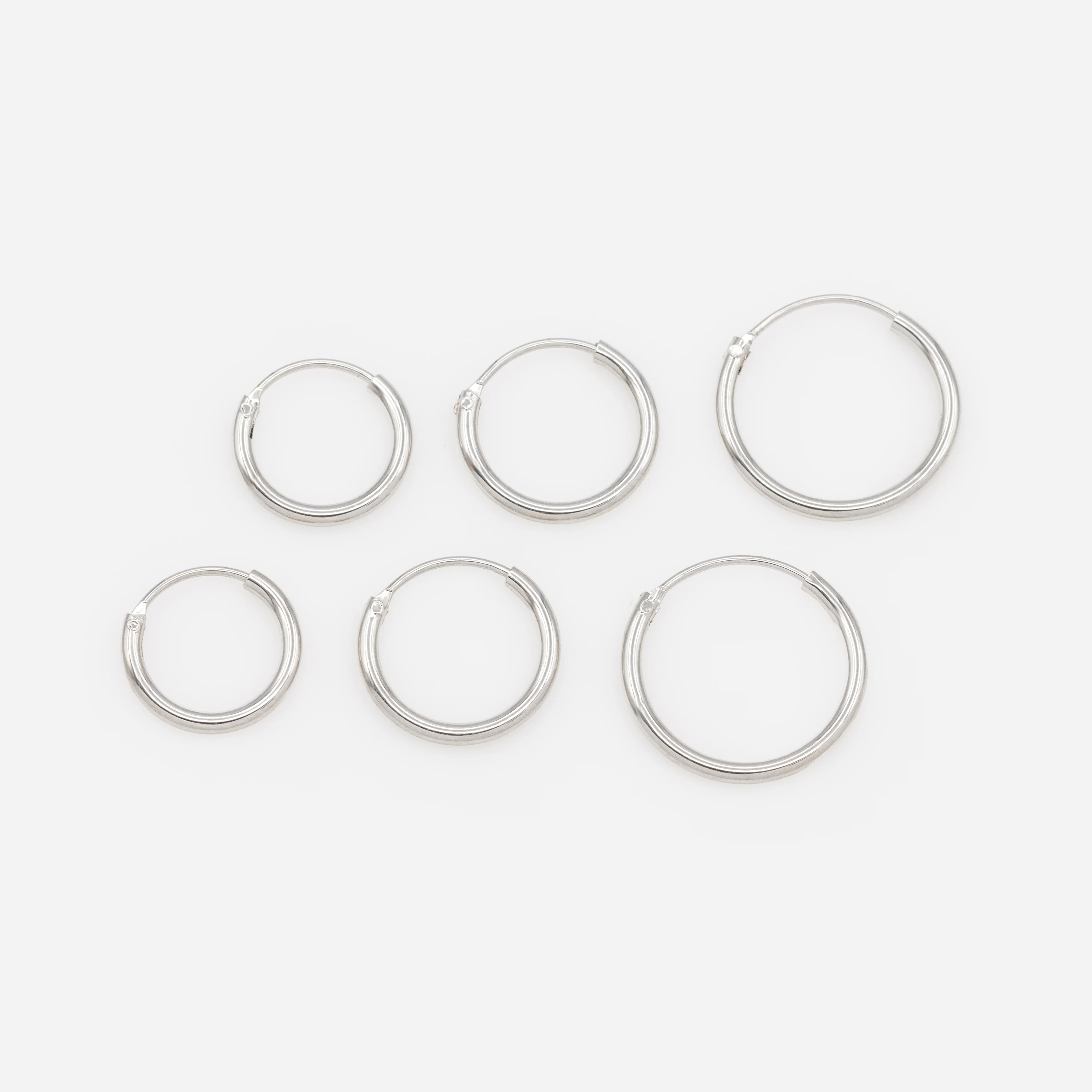 Trio de boucles d'oreilles dormeuses argentées - Image 2