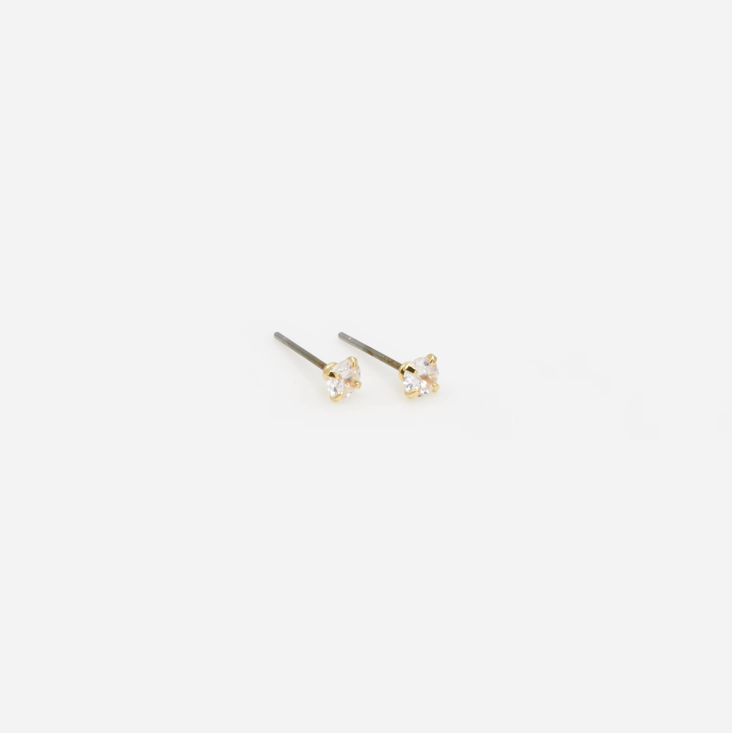 Trio de boucles d'oreilles fixes dorées avec zircons cubiques - Image 4