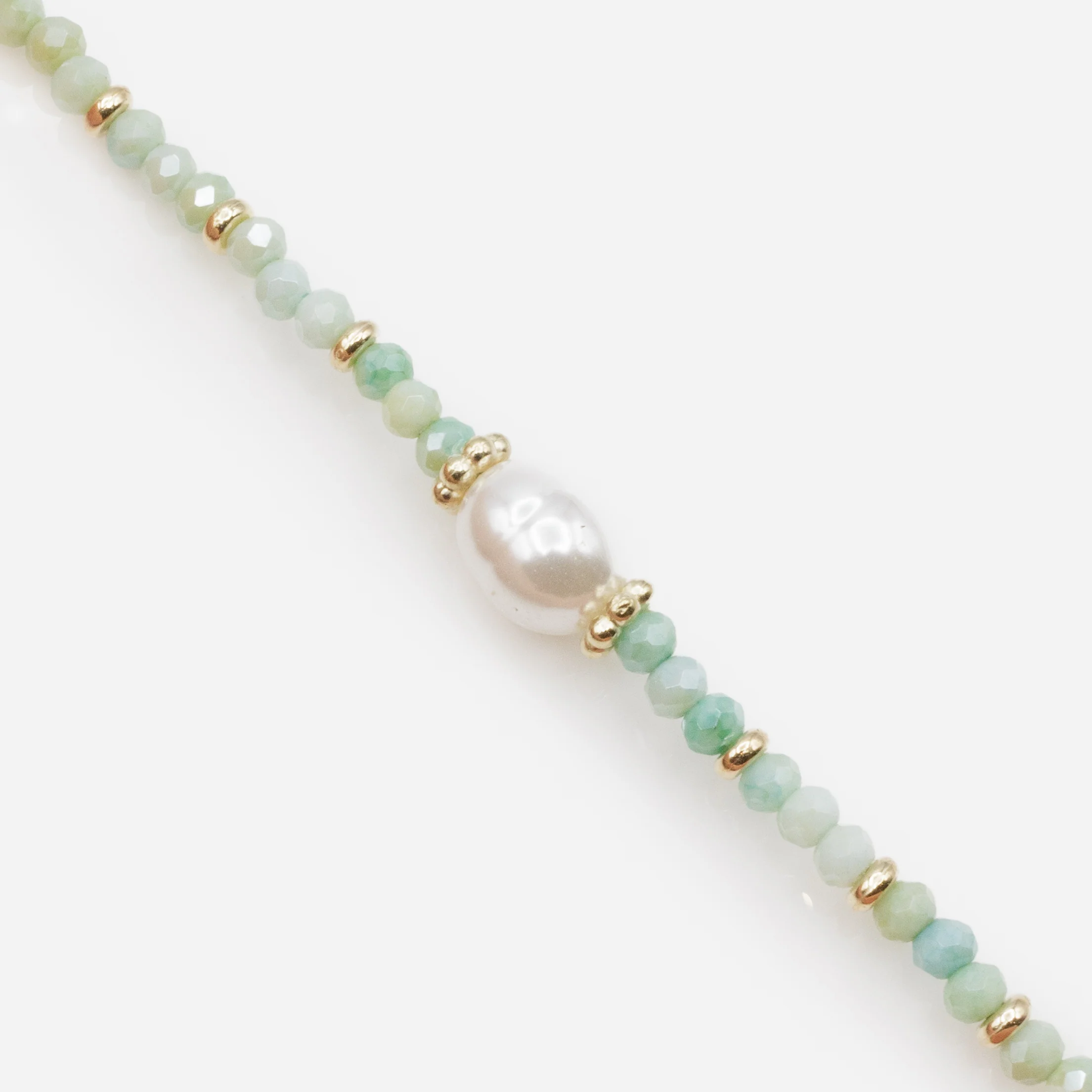 Bracelet doré avec billes vertes et perle - Image 2