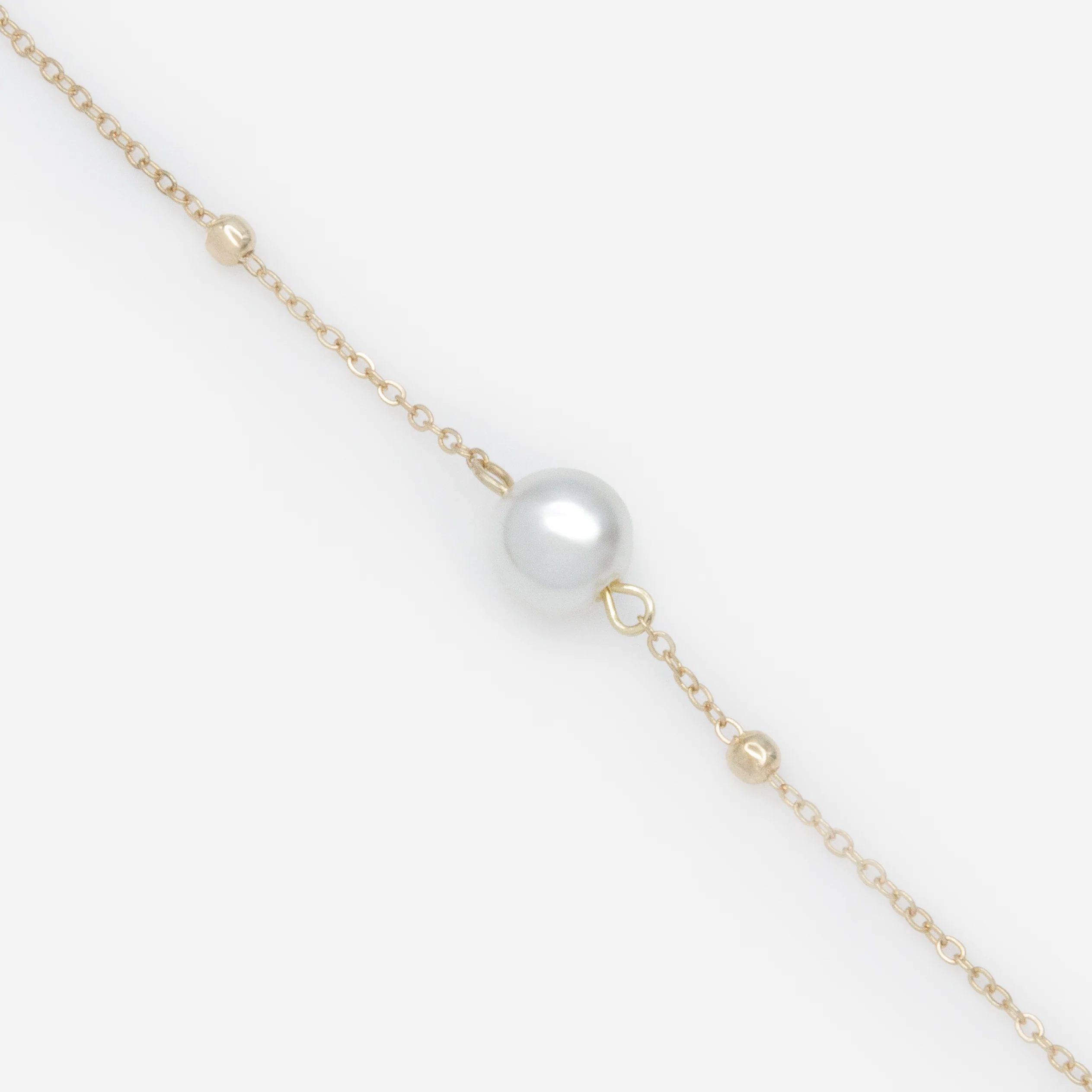 Bracelet doré avec fines billes et perle solitaire - Image 2