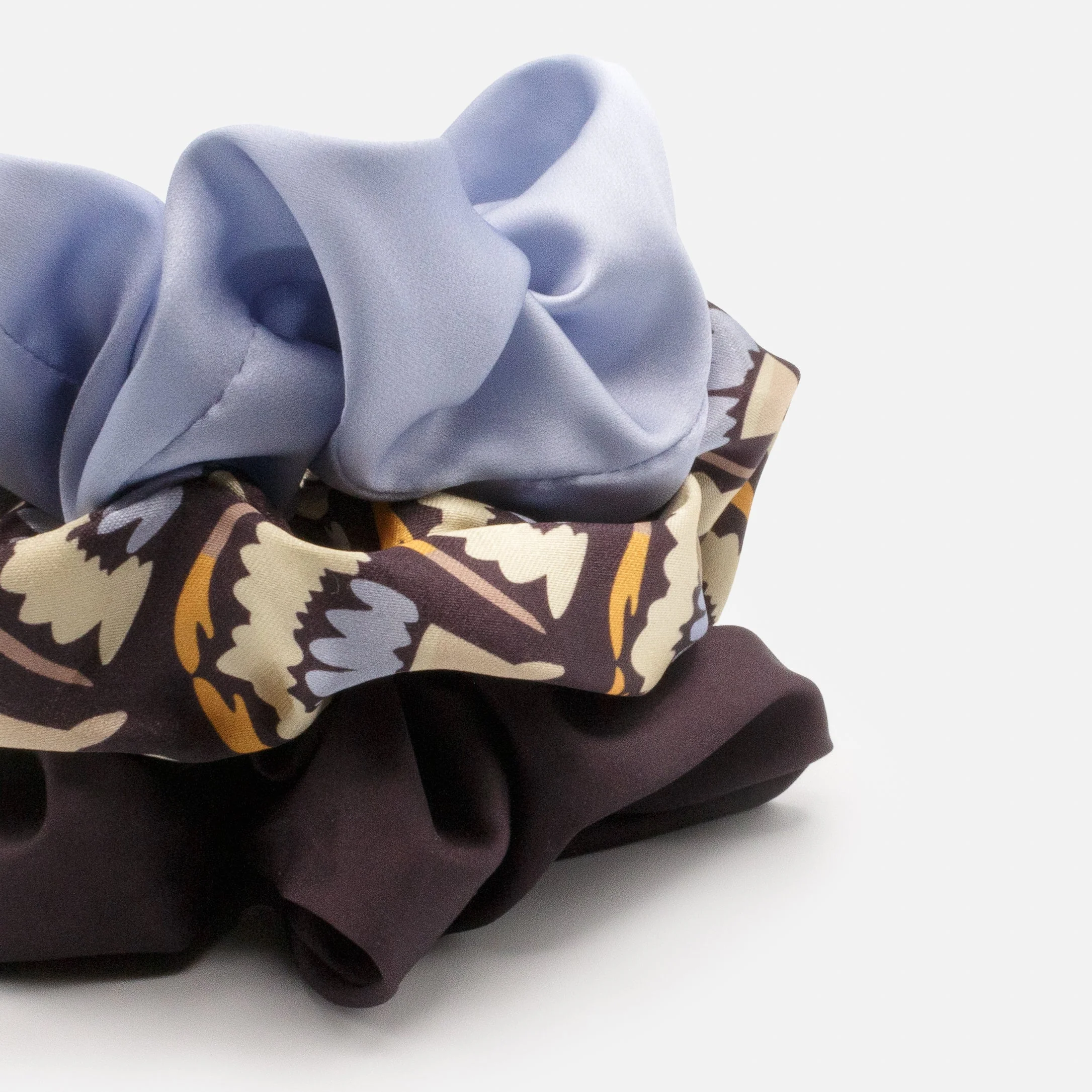 Trio de chouchous satinés bleu pâle, mauve foncé & à motif